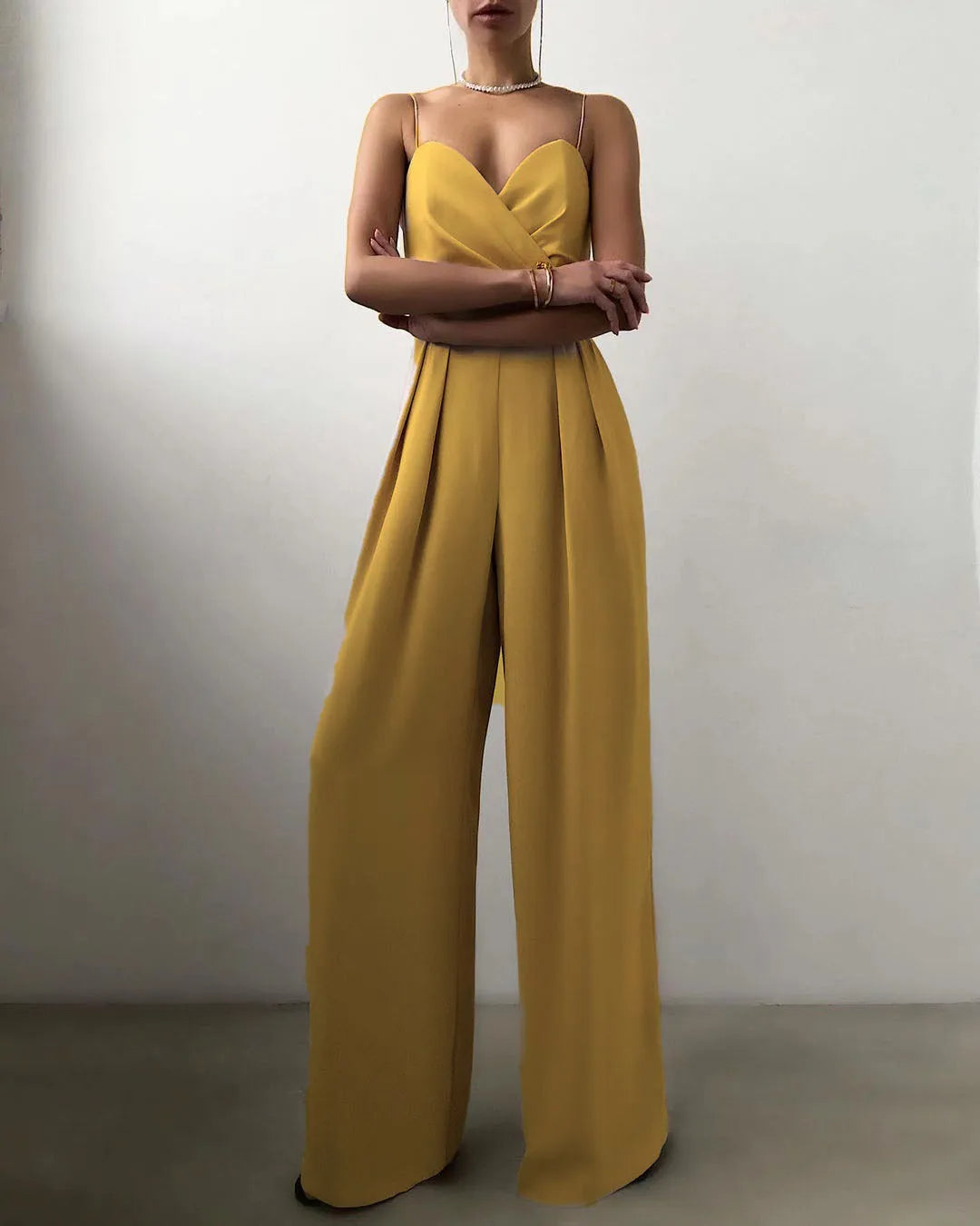 Ärmelloser Jumpsuit mit hoher Taille und weiten Beinen