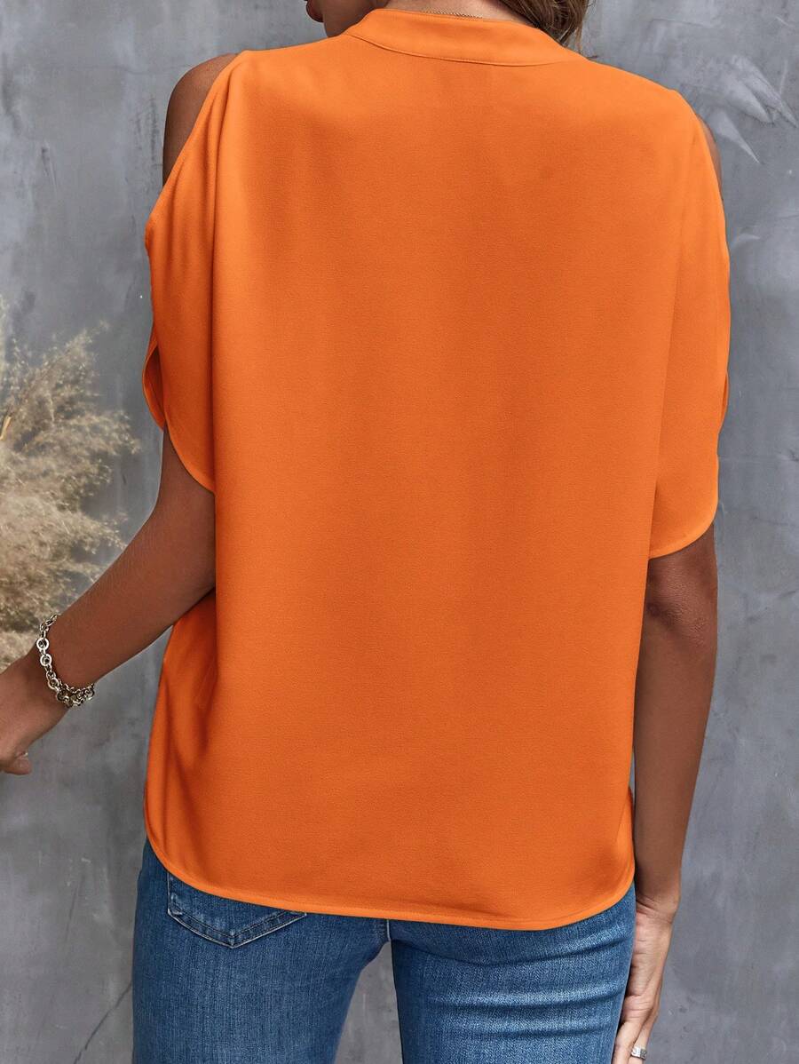 Bluse mit V-Ausschnitt und kurzen ausgestellten Ärmeln