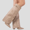Hohe Stiefel mit Schulterklappe und Blockabsatz