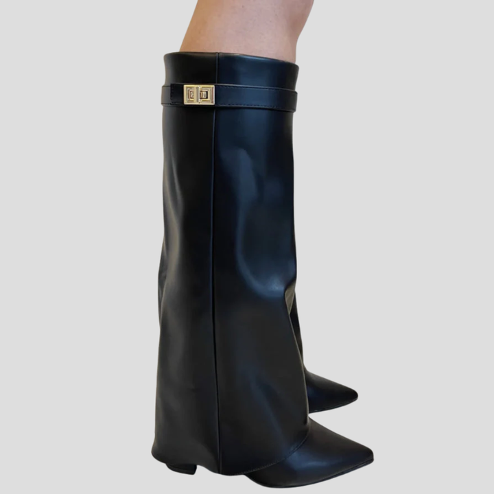 Hohe Stiefel mit Schulterklappe und Blockabsatz