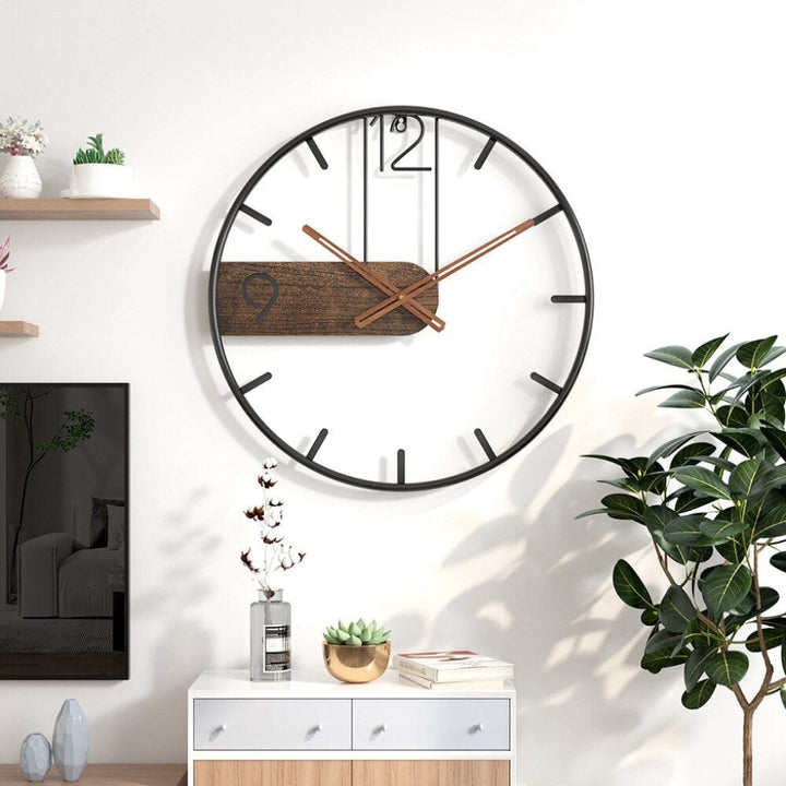 Moderne Wanduhr aus Stahl und Walnuss