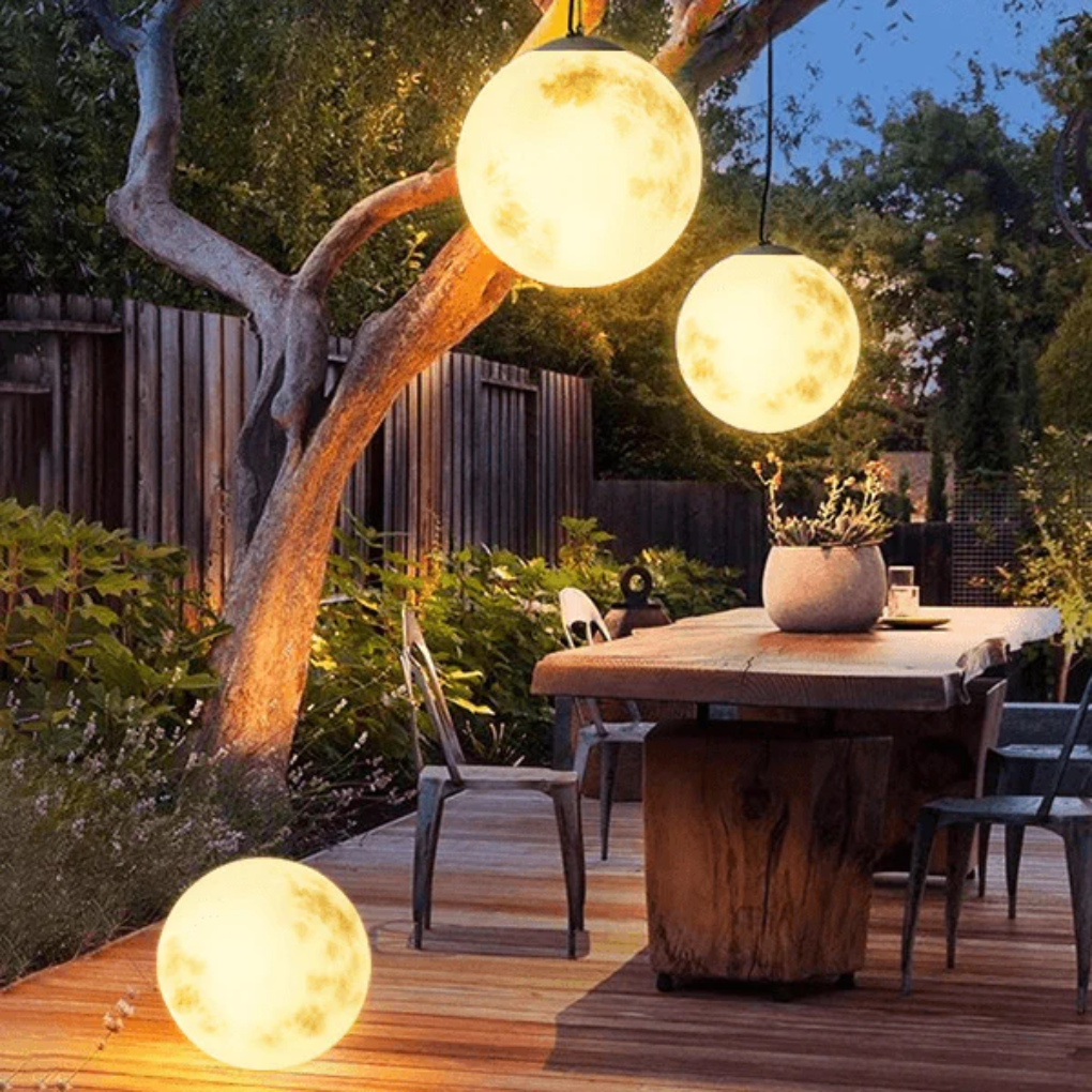 Mondförmige Gartenlampe
