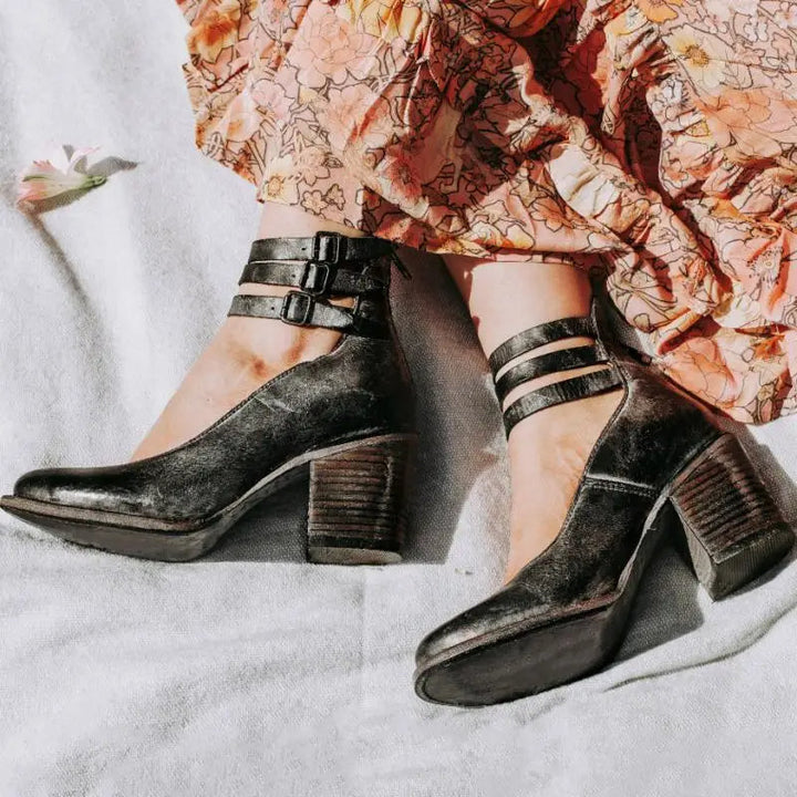 Pumps im Vintage-Stil mit Fesselriemchen und klobigem Absatz