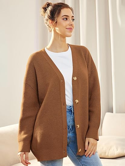 Oversized Damenstrickjacke mit V-Ausschnitt und Knopfleiste