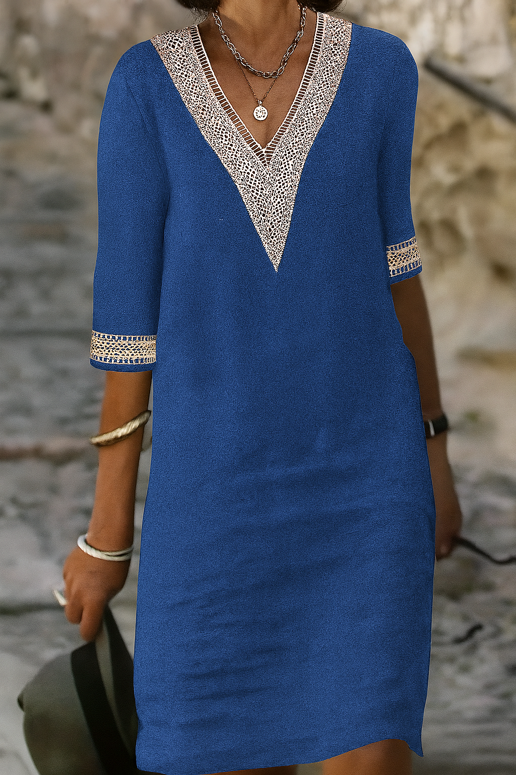 Minikleid aus Baumwoll-Leinen-Mischgewebe mit V-Ausschnitt