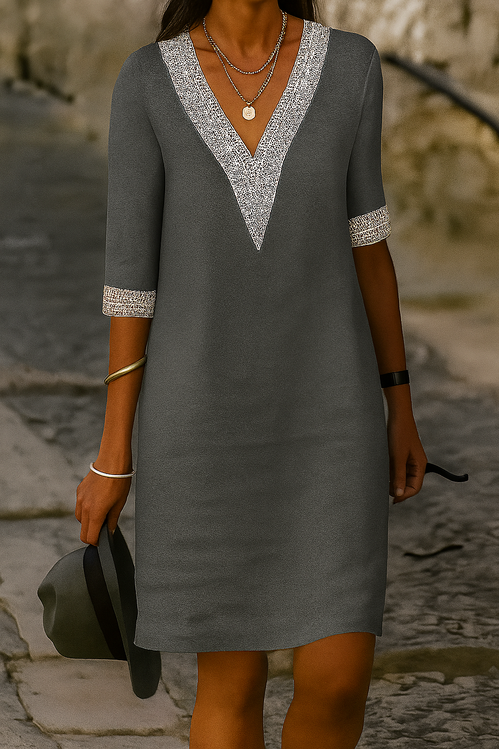 Minikleid aus Baumwoll-Leinen-Mischgewebe mit V-Ausschnitt