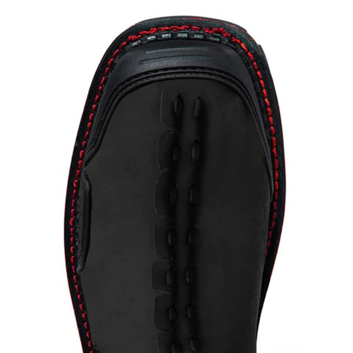 Herren-Stiefeletten mit Totenkopf-Akzent. Auffälliger Stil trifft auf alltäglichen Komfort