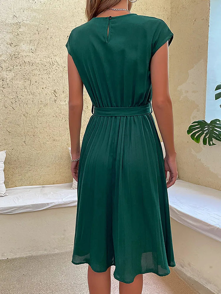Elegantes Sommerkleid mit Spitzenärmeln und taillierter Passform