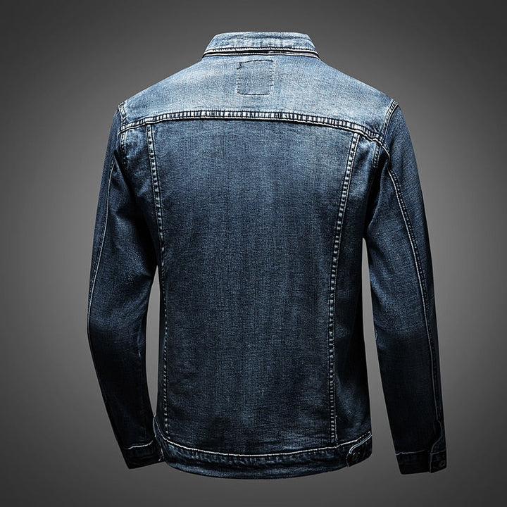 Urban Edge – Klassischer Denim trifft Biker-Attitüde