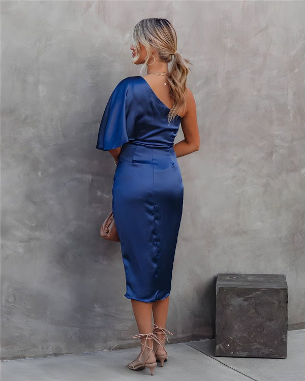 Satiniertes Midikleid mit Rüschen und One-Shoulder-Design