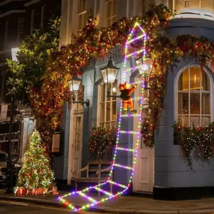 Kletternder Weihnachtsmann als Dekoration