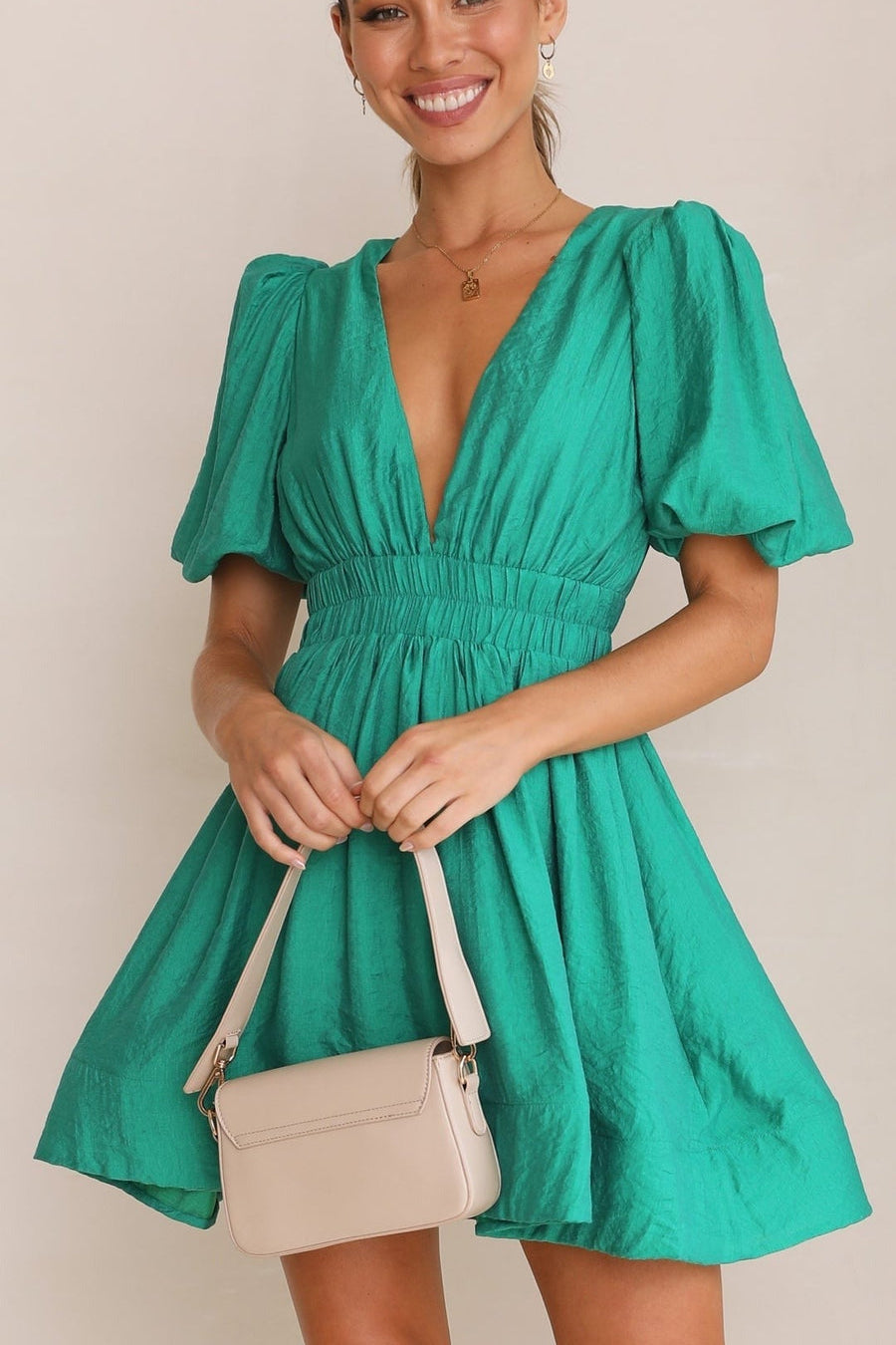 Elegantes und fließend geschnittenes Minikleid