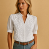 Bestickte weiße Bluse mit Stehkragen